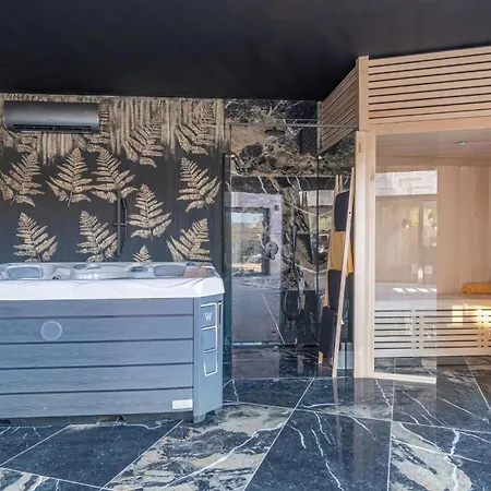 Luxurious In With Sauna 度假居